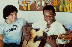'Vua bóng đá' Pele tiếc thương Maradona, hẹn lên thiên đường để chơi bóng cùng nhau 'Vua bóng đá' Pele tiếc thương Maradona, hẹn lên thiên đường để chơi bóng cùng nhau