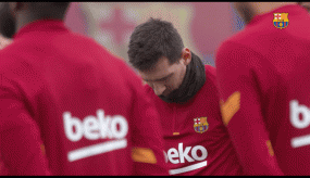 VIDEO: 'Truyền nhân' của Maradona cúi gằm mặt, tri ân 'Cậu bé vàng' trong buổi tập của Barca VIDEO: 'Truyền nhân' của Maradona cúi gằm mặt, tri ân 'Cậu bé vàng' trong buổi tập của Barca