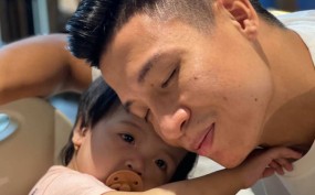 VIDEO: Con gái Bùi Tiến Dũng yêu bố, 'ngăn cản' anh trở lại bản doanh của tuyển Việt Nam VIDEO: Con gái Bùi Tiến Dũng yêu bố, 'ngăn cản' anh trở lại bản doanh của tuyển Việt Nam