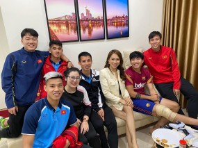 Rạng rỡ đón dàn tuyển thủ Việt Nam đến thăm, Văn Hậu còn để lộ mình là fan cứng Barca Rạng rỡ đón dàn tuyển thủ Việt Nam đến thăm, Văn Hậu còn để lộ mình là fan cứng Barca