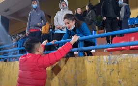 VIDEO: Ngó lơ Đức Huy, hot boy Viettel mới là người được á hậu Huyền My 'thân mật' sau trận VIDEO: Ngó lơ Đức Huy, hot boy Viettel mới là người được á hậu Huyền My 'thân mật' sau trận
