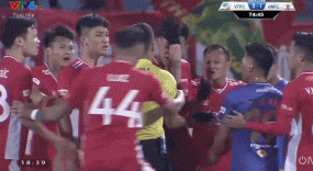 VIDEO: Nguời hùng của Hà Nội để tay chạm bóng, cầu thủ Viettel phản ứng dữ dội đòi phạt đền VIDEO: Nguời hùng của Hà Nội để tay chạm bóng, cầu thủ Viettel phản ứng dữ dội đòi phạt đền