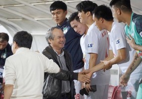VIDEO: Bầu Đức xuống sân mừng chiến thắng của Kiatisak, không quên an ủi SLNA VIDEO: Bầu Đức xuống sân mừng chiến thắng của Kiatisak, không quên an ủi SLNA