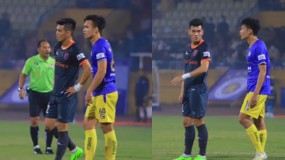 Dàn sao hạng nặng của Hà Nội thi nhau kèm cặp, 'sát thủ' số 1 Việt Nam vẫn dễ dàng lập siêu phẩm Dàn sao hạng nặng của Hà Nội thi nhau kèm cặp, 'sát thủ' số 1 Việt Nam vẫn dễ dàng lập siêu phẩm