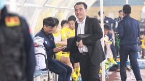 VIDEO: Lĩnh tiền 'tươi' trước trận Bình Dương, dàn sao Hà Nội nhận cái kết đắng trên sân Hàng Đẫy VIDEO: Lĩnh tiền 'tươi' trước trận Bình Dương, dàn sao Hà Nội nhận cái kết đắng trên sân Hàng Đẫy