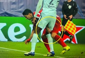 Bạn thân Messi lại giở trò 'tiểu nhân', đóng vai nạn nhân nhe răng cười dù cấu bẩn đối thủ Bạn thân Messi lại giở trò 'tiểu nhân', đóng vai nạn nhân nhe răng cười dù cấu bẩn đối thủ