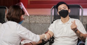 VIDEO: 'Ngoại binh' Văn Hậu xuất hiện với khẩu trang bịt kín, được ngợi khen vì nghĩa cử cao đẹp VIDEO: 'Ngoại binh' Văn Hậu xuất hiện với khẩu trang bịt kín, được ngợi khen vì nghĩa cử cao đẹp