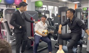 VIDEO: Minh Vương hốt hoảng khi đang 'quậy' thì 'chủ tịch' Xuân Trường phát hiện
