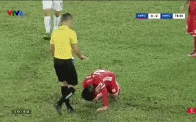 VIDEO: Martin Lo đang yên đang lành bị trọng tài FIFA 'hạ đo ván' ngay trên sân VIDEO: Martin Lo đang yên đang lành bị trọng tài FIFA 'hạ đo ván' ngay trên sân