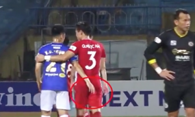 VIDEO: Không còn kéo quần đối thủ, 'tay hư' của Đình Trọng tìm đến mông đàn anh VIDEO: Không còn kéo quần đối thủ, 'tay hư' của Đình Trọng tìm đến mông đàn anh