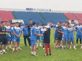 Cầu thủ Quảng Ninh liên hoan buổi cuối, sẵn sàng giải tán luôn nếu không được trả tiền Cầu thủ Quảng Ninh liên hoan buổi cuối, sẵn sàng giải tán luôn nếu không được trả tiền