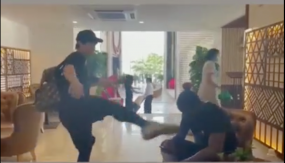 VIDEO: Công Phượng lấy đà tung cú đá hiểm, suýt trúng mặt đồng đội VIDEO: Công Phượng lấy đà tung cú đá hiểm, suýt trúng mặt đồng đội