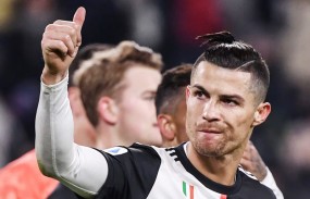 Ronaldo 'chơi lớn' để xin lỗi cả đội Juventus sau khi nhận thẻ đỏ Ronaldo 'chơi lớn' để xin lỗi cả đội Juventus sau khi nhận thẻ đỏ