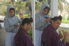Ronaldo khiến fan tò mò khi để bạn gái cắt tóc tại nhà Ronaldo khiến fan tò mò khi để bạn gái cắt tóc tại nhà
