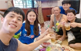 Đình Trọng đón sinh nhật sớm bên gia đình trước ngày 'hội quân' cùng Duy Mạnh, Xuân Trường Đình Trọng đón sinh nhật sớm bên gia đình trước ngày 'hội quân' cùng Duy Mạnh, Xuân Trường