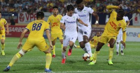 HLV Lee Tae Hoon: 'Mặt sân xấu và thời tiết đã khiến HAGL nhận thất bại' HLV Lee Tae Hoon: 'Mặt sân xấu và thời tiết đã khiến HAGL nhận thất bại'