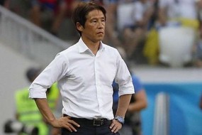 HLV Akira Nishino ra 'yêu sách' với LĐBĐ Thái Lan HLV Akira Nishino ra 'yêu sách' với LĐBĐ Thái Lan
