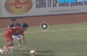 VIDEO: Văn Kiên, Samson và pha 'đạp bóng' thô bạo với sao HAGL VIDEO: Văn Kiên, Samson và pha 'đạp bóng' thô bạo với sao HAGL