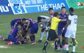VIDEO: Pha va chạm kinh hoàng khiến cầu thủ Sài Gòn FC phải sơ cứu ngay trên sân VIDEO: Pha va chạm kinh hoàng khiến cầu thủ Sài Gòn FC phải sơ cứu ngay trên sân