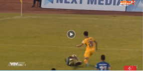 VIDEO: Phan Văn Đức mất oan phạt đền vì trọng tài tưởng 'vấp cỏ' VIDEO: Phan Văn Đức mất oan phạt đền vì trọng tài tưởng 'vấp cỏ'