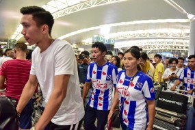 Bố Văn Hậu: 'Đến giờ tôi vẫn chưa biết việc con trai trở về Việt Nam' Bố Văn Hậu: 'Đến giờ tôi vẫn chưa biết việc con trai trở về Việt Nam'