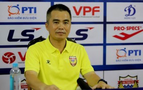 HLV Hà Tĩnh nghi đội nhà bị 'úp sọt', lên án VFF vì thiếu chuyên nghiệp HLV Hà Tĩnh nghi đội nhà bị 'úp sọt', lên án VFF vì thiếu chuyên nghiệp