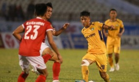 HLV Hà Tĩnh: '8 cầu thủ của tôi cũng không cản nổi Phan Văn Đức' HLV Hà Tĩnh: '8 cầu thủ của tôi cũng không cản nổi Phan Văn Đức'