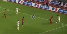 VIDEO: 'Messi Thái' phô diễn kĩ thuật thượng thừa khiến đối phương hoang mang VIDEO: 'Messi Thái' phô diễn kĩ thuật thượng thừa khiến đối phương hoang mang