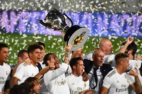 Real Madrid chính thức vô địch La Liga trong ngày Barca thua thê thảm Real Madrid chính thức vô địch La Liga trong ngày Barca thua thê thảm