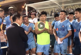 VIDEO: Bầu Hiển xuống sân thưởng nóng 200 triệu cho cầu thủ SHB Đà Nẵng VIDEO: Bầu Hiển xuống sân thưởng nóng 200 triệu cho cầu thủ SHB Đà Nẵng