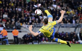 Ibrahimovic khiến CĐV Anh giận tím mặt khi tái hiện siêu phẩm 'ngả bàn đèn' Ibrahimovic khiến CĐV Anh giận tím mặt khi tái hiện siêu phẩm 'ngả bàn đèn'