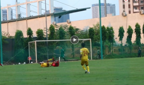 VIDEO: Va chạm mạnh với đồng đội, 'Văn Toàn đệ nhị' đau đớn vì chấn thương VIDEO: Va chạm mạnh với đồng đội, 'Văn Toàn đệ nhị' đau đớn vì chấn thương