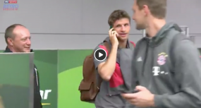 VIDEO: Thomas Mueller làm ngơ phóng viên khi lấy hộ chiếu giả gọi điện thoại VIDEO: Thomas Mueller làm ngơ phóng viên khi lấy hộ chiếu giả gọi điện thoại