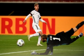 Werner khiến fan Chelsea phát cuồng với pha xé lưới David De Gea Werner khiến fan Chelsea phát cuồng với pha xé lưới David De Gea