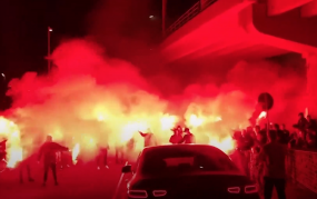 VIDEO: CĐV Ajax mở 'lễ hội pháo sáng' tri ân tân binh MU