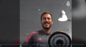 VIDEO: Hazard phải giảm cân trong phòng gym khi đồng đội tập luyện
