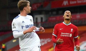 Van Dijk chính thức trở thành 'nghệ sĩ hài' số 1 Ngoại hạng Anh Van Dijk chính thức trở thành 'nghệ sĩ hài' số 1 Ngoại hạng Anh