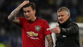 Có màn trình diễn siêu tệ, Lindelof vẫn được Ole Gunnar Solskjaer bảo vệ Có màn trình diễn siêu tệ, Lindelof vẫn được Ole Gunnar Solskjaer bảo vệ
