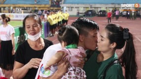 Đập tan tin đồn rạn nứt, Bùi Tiến Dũng khoá môi Khánh Linh ngay trên sân Đập tan tin đồn rạn nứt, Bùi Tiến Dũng khoá môi Khánh Linh ngay trên sân