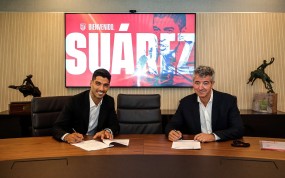 Suarez tiết lộ 2 người đồng đội thân thiết khuyên anh tới Atletico Madrid Suarez tiết lộ 2 người đồng đội thân thiết khuyên anh tới Atletico Madrid