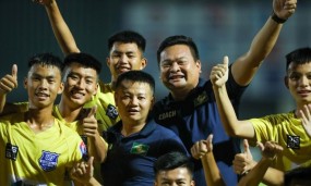 'Cậu bé vàng' Phạm Văn Quyến giúp bóng đá trẻ SLNA bay cao 'Cậu bé vàng' Phạm Văn Quyến giúp bóng đá trẻ SLNA bay cao