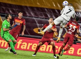 Siêu sao Ronaldo lại khiến NHM ngỡ ngàng với cú bật nhảy như Michael Jordan Siêu sao Ronaldo lại khiến NHM ngỡ ngàng với cú bật nhảy như Michael Jordan