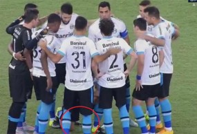 VIDEO: Qua mắt trọng tài, cầu thủ Brazil làm liều đi tiểu ngay trên sân VIDEO: Qua mắt trọng tài, cầu thủ Brazil làm liều đi tiểu ngay trên sân