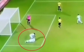 VIDEO: Pha ghi bàn 'lươn lẹo' nhờ giả cấp cứu đồng đội VIDEO: Pha ghi bàn 'lươn lẹo' nhờ giả cấp cứu đồng đội