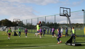 VIDEO: Gareth Bale thể hiện khả năng chơi bóng rổ khiến đồng đội trầm trồ VIDEO: Gareth Bale thể hiện khả năng chơi bóng rổ khiến đồng đội trầm trồ
