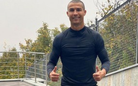 VIDEO: Ronaldo cạo trọc đầu tích cực cách li tại nhà VIDEO: Ronaldo cạo trọc đầu tích cực cách li tại nhà