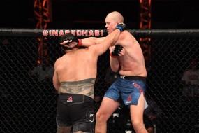 VIDEO: Ra đòn cực hiểm, võ sĩ UFC hạ knock-out người khổng lồ 2m13 VIDEO: Ra đòn cực hiểm, võ sĩ UFC hạ knock-out người khổng lồ 2m13