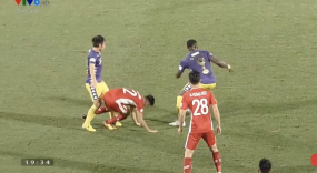 VIDEO: Pha vào bóng ác ý của Tấn Tài khiến trụ cột Viettel phải rời sân bằng cáng VIDEO: Pha vào bóng ác ý của Tấn Tài khiến trụ cột Viettel phải rời sân bằng cáng