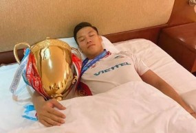 Học theo Lewandowski, thủ quân ĐT Việt Nam 'khoe' cúp V-League hài hước Học theo Lewandowski, thủ quân ĐT Việt Nam 'khoe' cúp V-League hài hước