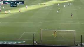 VIDEO: Iniesta và các đồng đội nhận bàn thua cay đắng với siêu phẩm từ giữa sân VIDEO: Iniesta và các đồng đội nhận bàn thua cay đắng với siêu phẩm từ giữa sân